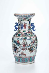 Vaso in porcellana con anse sagomate e scene di vita di corte entro riserve, Cina, Dinastia Qing, XIX secolo  - Asta Arte Orientale - Associazione Nazionale - Case d'Asta italiane
