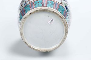 Vaso in porcellana con anse sagomate e scene di vita di corte entro riserve, Cina, Dinastia Qing, XIX secolo  - Asta Arte Orientale - Associazione Nazionale - Case d'Asta italiane