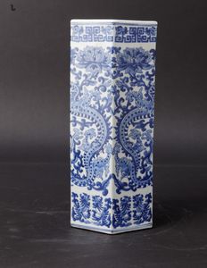 Vaso in porcellana bianca e blu a sezione esagonale figure di fenici, draghi e decori floreali, Cina, Dinastia Qing, fine XIX secolo  - Asta Arte Orientale - Associazione Nazionale - Case d'Asta italiane