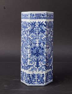 Vaso in porcellana bianca e blu a sezione esagonale figure di fenici, draghi e decori floreali, Cina, Dinastia Qing, fine XIX secolo  - Asta Arte Orientale - Associazione Nazionale - Case d'Asta italiane