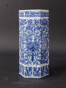 Vaso in porcellana bianca e blu a sezione esagonale figure di fenici, draghi e decori floreali, Cina, Dinastia Qing, fine XIX secolo  - Asta Arte Orientale - Associazione Nazionale - Case d'Asta italiane