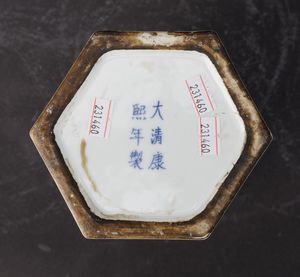 Vaso in porcellana bianca e blu a sezione esagonale figure di fenici, draghi e decori floreali, Cina, Dinastia Qing, fine XIX secolo  - Asta Arte Orientale - Associazione Nazionale - Case d'Asta italiane