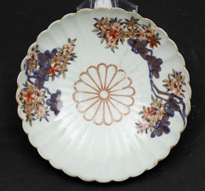 Piatto in porcellana Imari con decoro di rami in fiore, Giappone, periodo Meiji (1868-1912)  - Asta Arte Orientale - Associazione Nazionale - Case d'Asta italiane