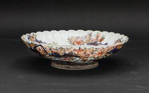 Piatto in porcellana Imari con decoro di rami in fiore, Giappone, periodo Meiji (1868-1912)  - Asta Arte Orientale - Associazione Nazionale - Case d'Asta italiane