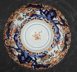 Piatto in porcellana Imari con decoro di rami in fiore, Giappone, periodo Meiji (1868-1912)  - Asta Arte Orientale - Associazione Nazionale - Case d'Asta italiane