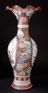 Coppia di vasi in porcellana Kutani con decori floreali e cavalieri entro riserve, Giappone, periodo Meiji (1868-1912)  - Asta Arte Orientale - Associazione Nazionale - Case d'Asta italiane