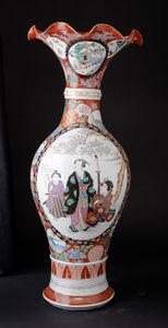 Coppia di vasi in porcellana Kutani con decori floreali e cavalieri entro riserve, Giappone, periodo Meiji (1868-1912)  - Asta Arte Orientale - Associazione Nazionale - Case d'Asta italiane