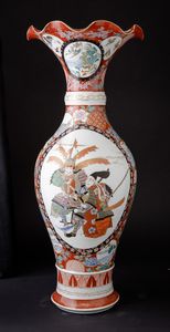 Coppia di vasi in porcellana Kutani con decori floreali e cavalieri entro riserve, Giappone, periodo Meiji (1868-1912)  - Asta Arte Orientale - Associazione Nazionale - Case d'Asta italiane