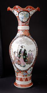 Coppia di vasi in porcellana Kutani con decori floreali e cavalieri entro riserve, Giappone, periodo Meiji (1868-1912)  - Asta Arte Orientale - Associazione Nazionale - Case d'Asta italiane