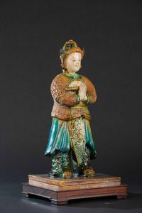 Figura di guerriero in ceramica invetriata, Cina  - Asta Arte Orientale - Associazione Nazionale - Case d'Asta italiane