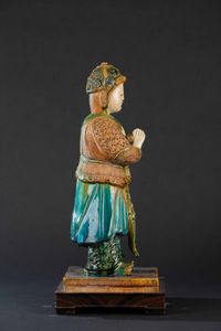 Figura di guerriero in ceramica invetriata, Cina  - Asta Arte Orientale - Associazione Nazionale - Case d'Asta italiane