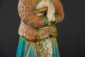 Figura di guerriero in ceramica invetriata, Cina  - Asta Arte Orientale - Associazione Nazionale - Case d'Asta italiane