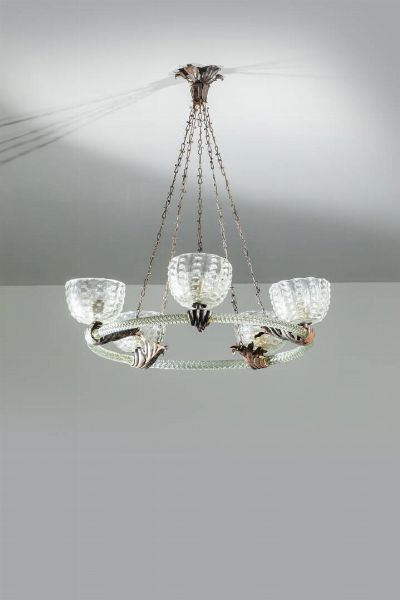 BAROVIER & TOSO : Lampadario con struttura in vetro lavorato a torchon  metallo e diffusori in vetro cordonato. Anni '50 diam cm 75x85  - Asta Design - Associazione Nazionale - Case d'Asta italiane