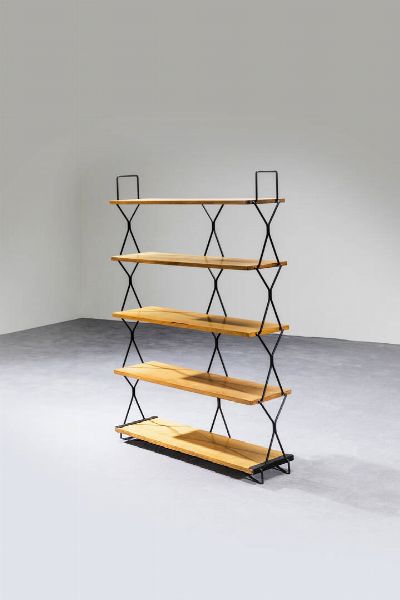 I.S.A : Libreria in legno chiaro  montanti in tubolare di ferro verniciato. Anni '50 Etichetta del Produttore cm 124 5x24 5x90  - Asta Design - Associazione Nazionale - Case d'Asta italiane