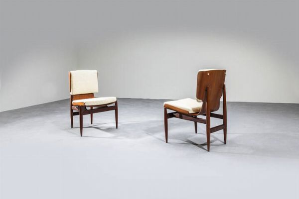 BAROVERO : Coppia di poltrone con struttura in legno curvato  cuscini imbottiti rivestiti in tessuto. Anni '50 cm 76x52x52  - Asta Design - Associazione Nazionale - Case d'Asta italiane