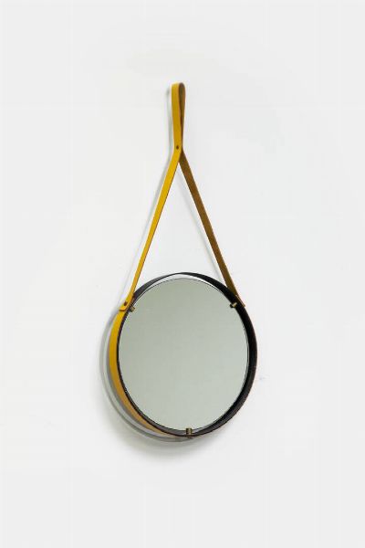 PRODUZIONE ITALIANA : Specchiera in metallo verniciato  bordo e attacco a muro in cuoio  particolari in ottone. Anni '60 diam cm 42  - Asta Design - Associazione Nazionale - Case d'Asta italiane