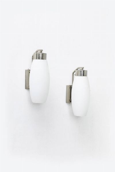 STILNOVO : Coppia di appliques in metallo cromato  diffusori in vetro satinato. Marchio del Produttore Anni '60 h cm 40  - Asta Design - Associazione Nazionale - Case d'Asta italiane