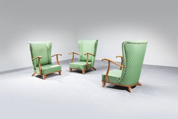 PRODUZIONE ITALIANA : Tre poltrone con struttura in legno  imbottitura rivestita in tessuto. Anni '50 cm 105x73x95  - Asta Design - Associazione Nazionale - Case d'Asta italiane