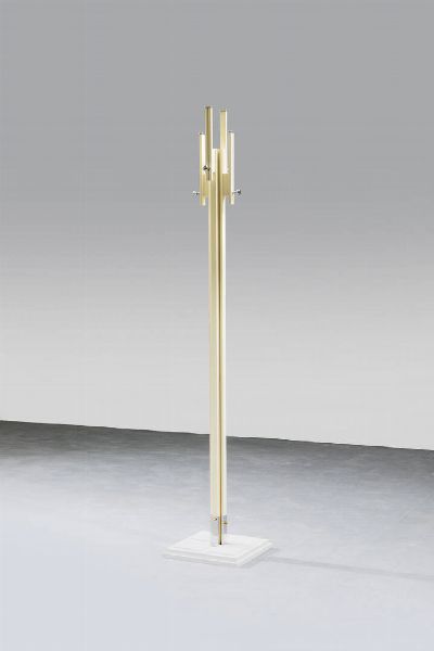 Carlo De Carli : Appendiabiti in legno laccato e metallo. Prod. Fiarm fine anni '60 h cm 184  - Asta Design - Associazione Nazionale - Case d'Asta italiane