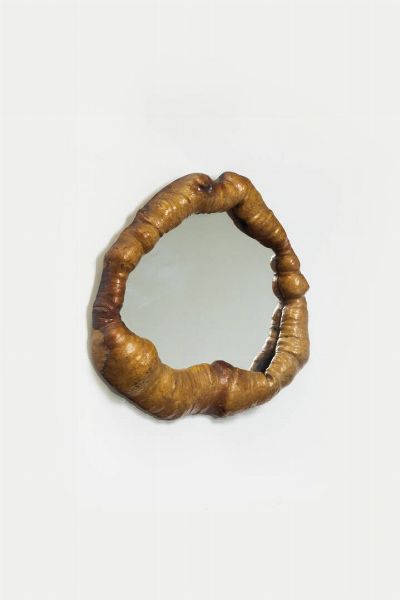 NOLL ALEXANDRE  nello stile di : Specchio antropomorfo con conice in legno. Anni '70 cm 55x62  - Asta Design - Associazione Nazionale - Case d'Asta italiane