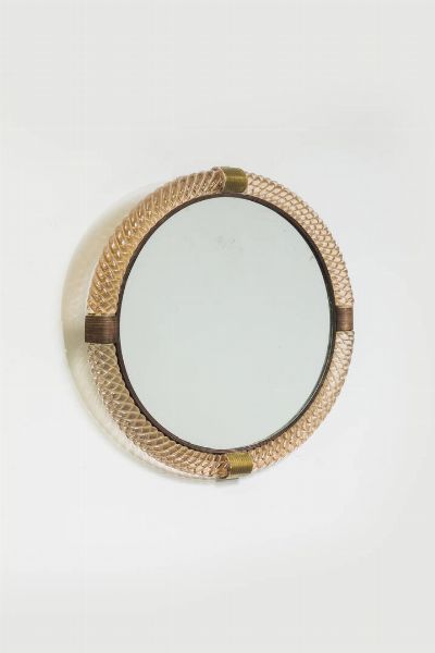 VENINI : Specchio con cornice in vetro lavorato a torchon  particolari in ottone. Anni '50 diam cm 63  - Asta Design - Associazione Nazionale - Case d'Asta italiane