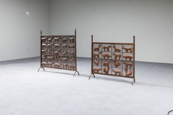 ATELIER MAROLLES : Coppia di parascintille in ferro battuto con decorazioni di figure animali stilizzate. Anni '60 rispettivamente cm 90x91 e 78x76  - Asta Design - Associazione Nazionale - Case d'Asta italiane