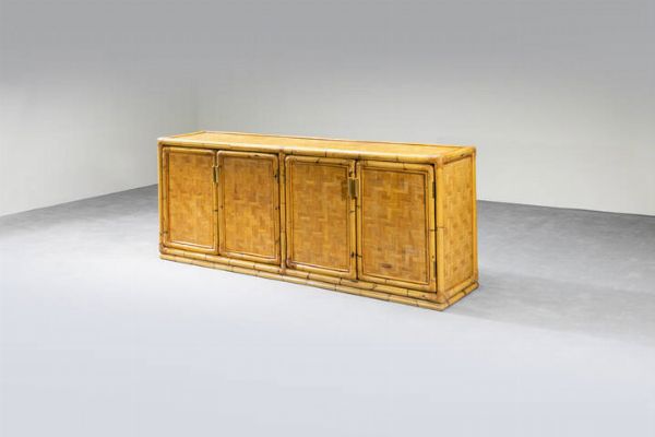 VIVAI DEL SUD : Grande credenza a quattro ante con struttura in bamboo e particolari in ottone. Anni '60  cm 78x200x47  - Asta Design - Associazione Nazionale - Case d'Asta italiane
