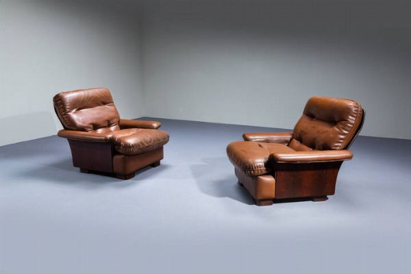 PRODUZIONE ITALIANA : Coppia di poltrone con scocca in legno curvato  cuscini imbottiti rivestiti in pelle. Anni '60 cm 80x94x88  - Asta Design - Associazione Nazionale - Case d'Asta italiane