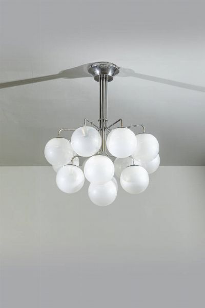 CANDLE : Lampadario con diffusori in vetro  tige in metallo cromato. Anni '7'0 cm 95x70  - Asta Design - Associazione Nazionale - Case d'Asta italiane