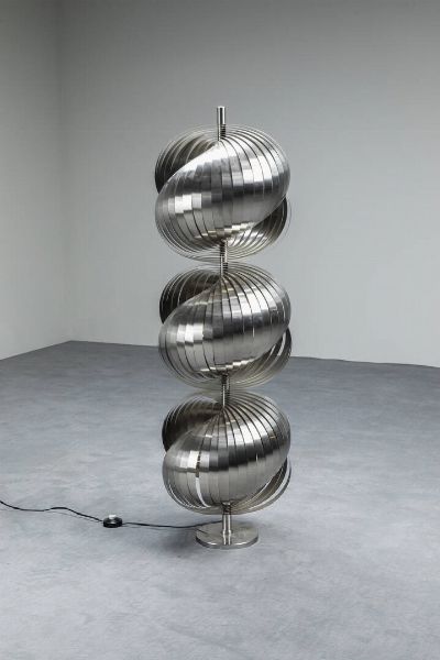HENRI MATHIEU : Lampada da terra in alluminio spazzolato   Anni '70  h cm 145  - Asta Design - Associazione Nazionale - Case d'Asta italiane