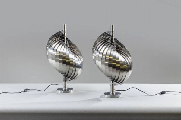 HENRI MATHIEU : Coppia di lampade da tavolo in alluminio spazzolato.  Anni '70  h cm  60  - Asta Design - Associazione Nazionale - Case d'Asta italiane