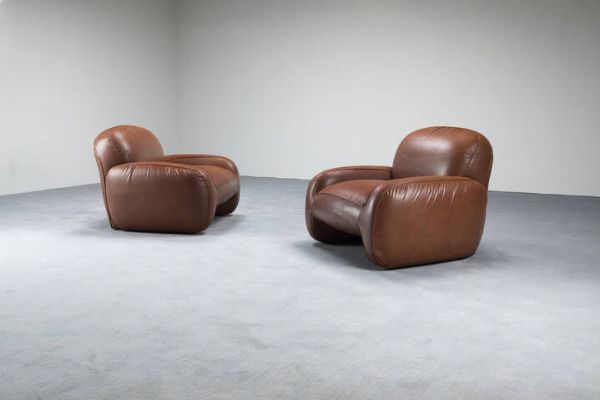 PRODUZIONE ITALIANA : Coppia di poltrone con struttura interamente rivestita in pelle. Anni '70 cm 73x85x90  - Asta Design - Associazione Nazionale - Case d'Asta italiane