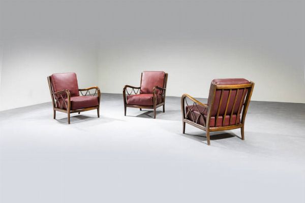 PAOLO BUFFA  nello stile di : Tre poltrone con struttura in legno  cuscini imbottiti rivestiti in vinilpelle. Anni '50 cm 77x64x72  - Asta Design - Associazione Nazionale - Case d'Asta italiane