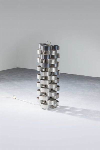 PRODUZIONE ITALIANA : Lampada da terra in metallo lucido e metallo lavorato. Anni '70 h cm 102  - Asta Design - Associazione Nazionale - Case d'Asta italiane