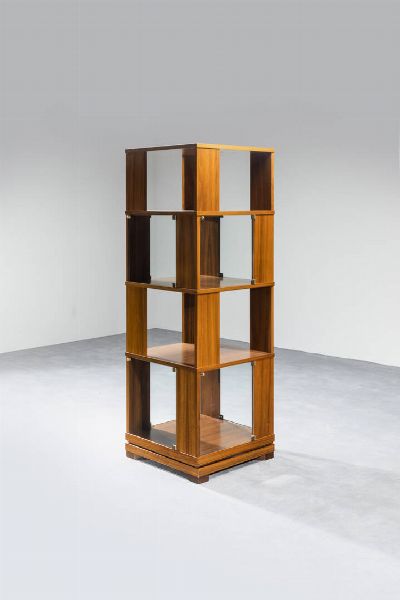 PRODUZIONE ITALIANA : Libreria girevole in legno di noce con ante in cristallo. Anni '70 cm 161x55x55  - Asta Design - Associazione Nazionale - Case d'Asta italiane