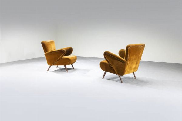 PULITZER GUSTAVO  nello stile di : Coppia di poltrone con struttura in legno  rivestimento in tessuto. Anni '50 cm 85x80x1  - Asta Design - Associazione Nazionale - Case d'Asta italiane
