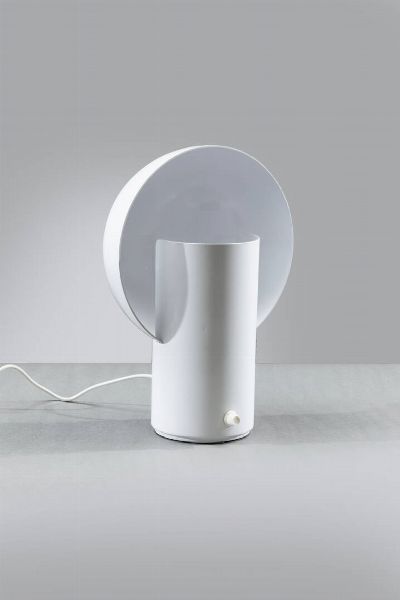 PRODUZIONE ITALIANA : Lampada da tavolo in metallo verniciato. Anni '70 cm 43x30  - Asta Design - Associazione Nazionale - Case d'Asta italiane