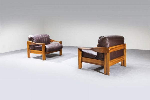 MOBILGIRGI : Coppia di poltrone con struttura in legno  cuscini imbottiti rivestiti in pelle. Anni '70 cm 75x205x95  - Asta Design - Associazione Nazionale - Case d'Asta italiane