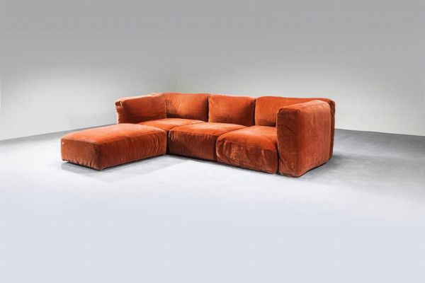 CASSINA : Divano modulare con imbottitura rivestita in tessuto. Anni '70 Etichetta del Produttore. cm 70x260x97 pouff lung.  cm 97  - Asta Design - Associazione Nazionale - Case d'Asta italiane