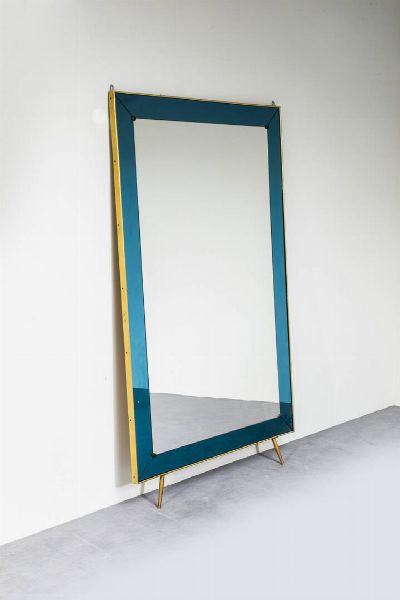 CRISTAL ART : Specchiera con cornice in vetro colorato  bordo in ottone. Anni '60 cm 182x107  - Asta Design - Associazione Nazionale - Case d'Asta italiane