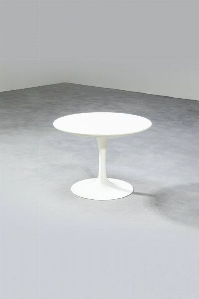 EERO SAARINEN : Tavolo basso con stuttura in fusione di alluminio laccato e piano in legno laccato. Produzione Knoll International  USA  1970 ca. Etichetta del produttore sotto la base cm 37x51  - Asta Design - Associazione Nazionale - Case d'Asta italiane