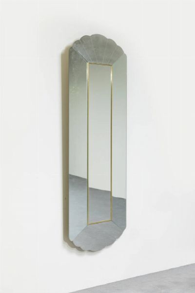 PRODUZIONE ITALIANA : Specchiera in vetro specchiato  particolari in ottone. Anni '70 cm 154x53 5  - Asta Design - Associazione Nazionale - Case d'Asta italiane
