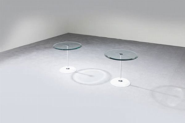 PRODUZIONE ITALIANA : Coppia di tavolini con base in marmo bianco di Carrara stelo in metallo cromato e piani in vetro molato. Anni '70 cm 51x56  - Asta Design - Associazione Nazionale - Case d'Asta italiane