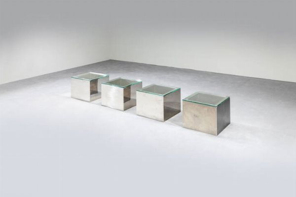 PRODUZIONE ITALIANA : Serie di quattro tavolini con struttura in acciaio spazzolato piani in vetro. Anni '70  cm 35x45x45  - Asta Design - Associazione Nazionale - Case d'Asta italiane