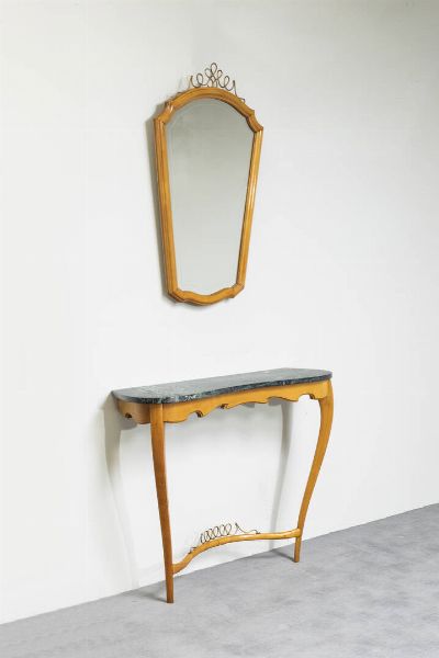 PRODUZIONE ITALIANA : Console con specchiera in legno chiaro  particolari in ottone  piano in marmo verde Alpi. Anni '50 console cm 83x95x32 specchio cn 95x55  - Asta Design - Associazione Nazionale - Case d'Asta italiane