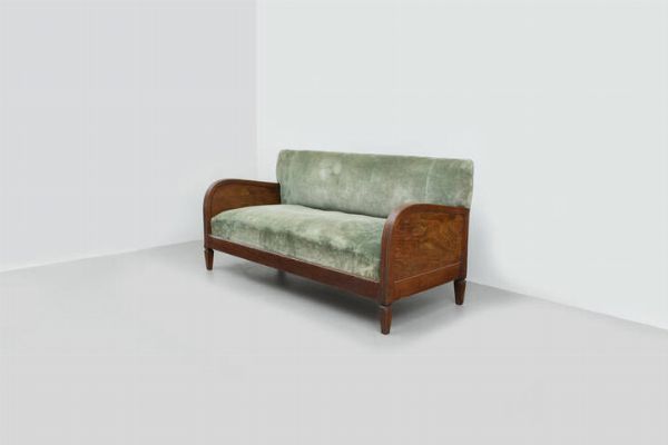 PRODUZIONE ITALIANA : Divanetto con struttura in legno  cuscini imbottiti rivestiti in velluto. Anni '50 cm 86x181x72  - Asta Design - Associazione Nazionale - Case d'Asta italiane