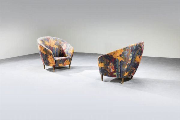 PRODUZIONE ITALIANA : Coppia di poltrone con imbottitura rivestita in tessuto  piedi conici in legno. Anni '50 cm 79x80x60  - Asta Design - Associazione Nazionale - Case d'Asta italiane