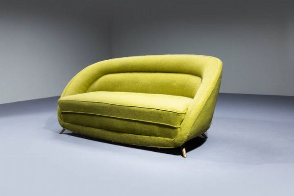 I.S.A : Divano con imbottitura rivestita in tessuto  gambe in ottone. Anni '50 cm 70x145x66  - Asta Design - Associazione Nazionale - Case d'Asta italiane