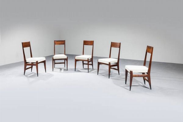 PRODUZIONE ITALIANA : Cinque sedie con struttura in legno e cuscini imbottiti rivestiti in tessuto.  Anni '50  cm 90x45x44  - Asta Design - Associazione Nazionale - Case d'Asta italiane