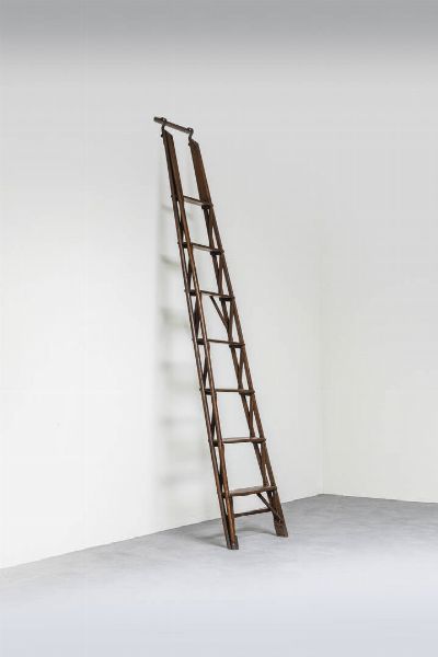 FRANCO ALBINI  nello stile di : Scala da biblioteca in legno di noce  dettagli in ottone. Anni '50 cm 219x42  - Asta Design - Associazione Nazionale - Case d'Asta italiane